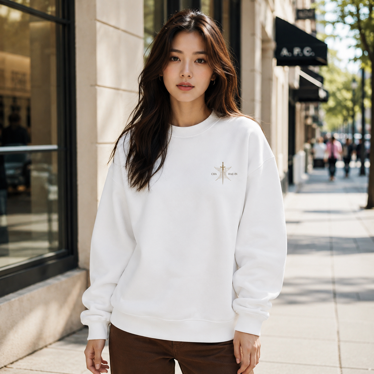 White sweatshirt with Cha Hae-In Solo Leveling S-Rank Hunter graphic – photo 4